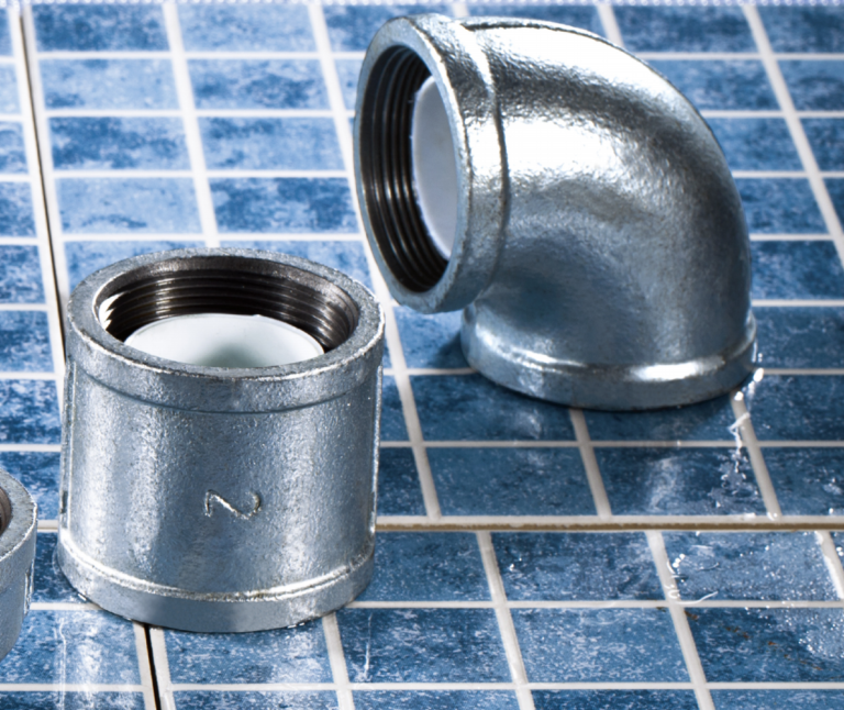 Plastic lined threaded pipe fittings for water supply