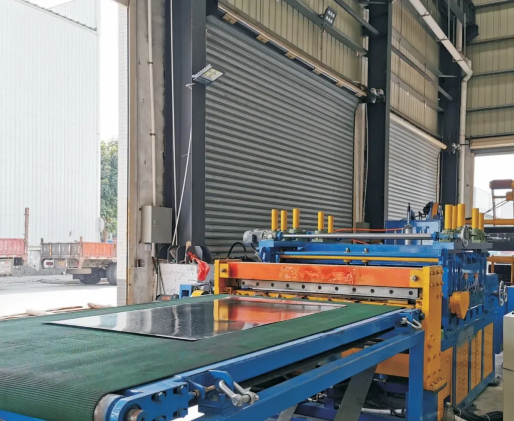 Steel coil leveling and cut-to-length line for flat steel sheets